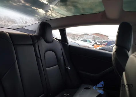 2018 Tesla Model 3 Long Range/Performance z USA, uszkodzony, nr VIN 5YJ3E1EB8JF132506